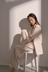 ジャケットを着た若い女性のムーディーなポートレート