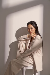 ジャケットを着た若い女性のムーディーなポートレート