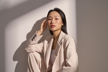 ジャケットを着た若い女性のムーディーなポートレート