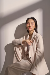 ジャケットを着た若い女性のムーディーなポートレート