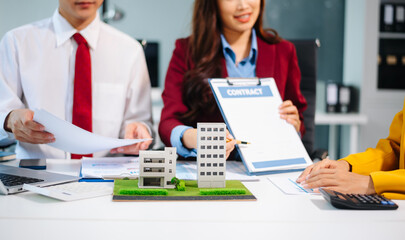 Salesman Hands On comdo House Model , Small Toy House Small Mortgage Property insurance and concepts real estat