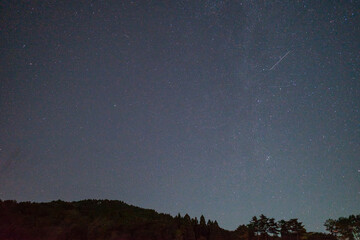 Fototapeta premium 兵庫県の砥峰高原のとても美しい秋の星空