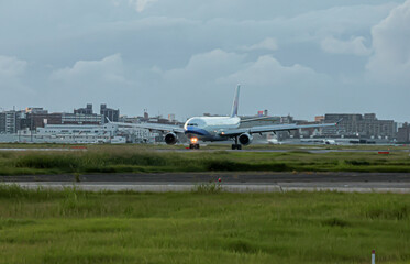 夕陽に包まれる空港風景