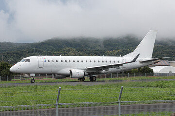 通り雨の後の出雲空港の風景