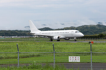 雨で光る出雲空港の滑走路