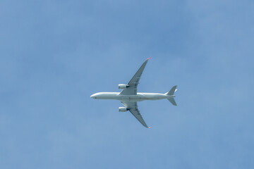 澄んだ青空を飛ぶ飛行機