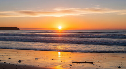 Obraz premium Golden Sun Setting Over Tranquil Ocean Waves on a Sandy Beach