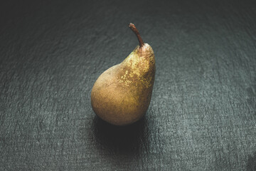 pojedyncza gruszka na jednolitym tle © Henryk Niestrój