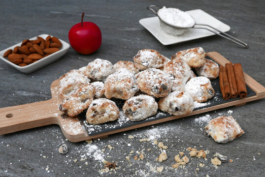 Weihnachtspl&auml;tzchen Stollenkonfekt mit Zimtstangen und Puderzucker.