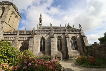 Fototapeta premium Eglise Saint Ronan, église de style gothique, village de Locronan, département du Finistère, Bretagne, France