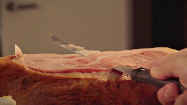 Cuchillo cortando jam&oacute;n ib&eacute;rico en primer plano, video 4K