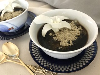 흰 난꽃으로 장식한 일본디저트 와라비모찌