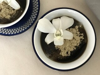 흰 난꽃으로 장식한 일본디저트 와라비모찌