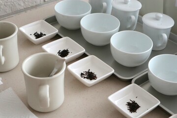 다양한 찻잎이 있는 접시와 티테이스팅컵 있는 티테이스팅시간