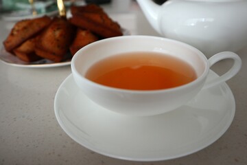 홍차가 든 흰 찻잔과 티팟이 있는 티타임