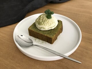 애플민트와 바닐라아이스크림 얹은 말차파운드케이크