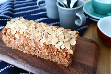 구운 아몬드슬라이스가 얹어진 롤케이크가 있는 티타임