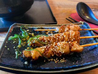 Teriyaki Spieße mit Sesam und Algensalat Streifen Garnitur
