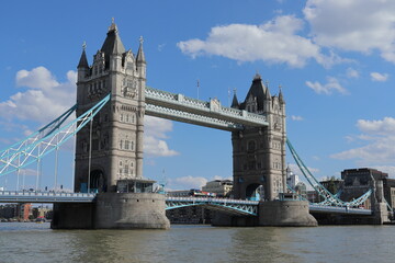 テムズ川のタワー・ブリッジ　ロンドンの橋　橋　イギリス　イギリスの橋