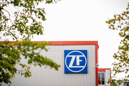 Firmengeb&auml;ude mit dem Logo des Technologiekonzerns ZF.