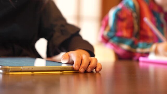 [8K to 4K] タブレット学習で新しい知識を吸収する子供たちの未来教育風景