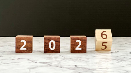 4個の木の立方体に2026と2025文字