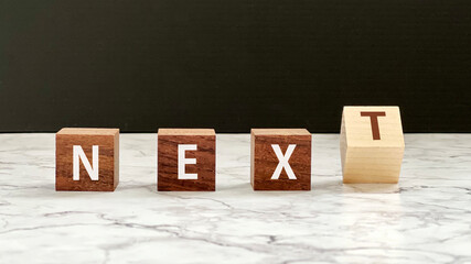 4個の木の立方体にNEXT文字