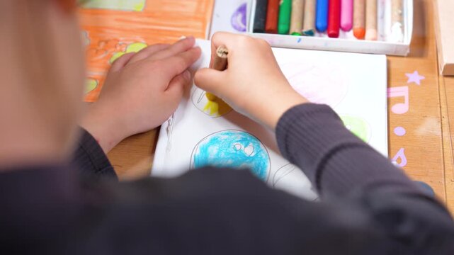 [8K to 4K] 子供部屋で絵画に夢中になる小学生の創作シーン