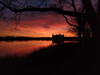 Sonnenuntergang und See mit Burg