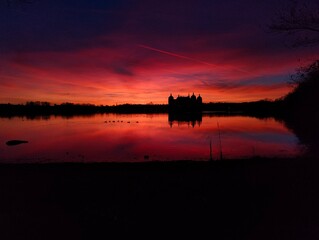 Sonnenuntergang und See mit Burg