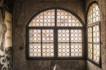Innenansicht  der Renaissance-Freitreppe aus Suevit-Haustein im Rathaus Nördlingen mit Rundbogenfenster mit Butzenscheiben