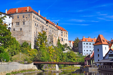Obraz premium Cesky Krumlov Castle and the Vltava River, autumn season