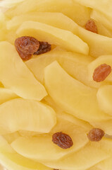 Immagina con fettine di mela cotta e chicchi di uva passa per uso sfondo a schermo intero