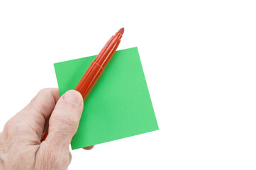 Mano in primo piano che regge un post-it verde e un pennarello rosso isolati su sfondo bianco o trasparente