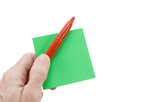 Mano in primo piano che regge un post-it verde e un pennarello rosso isolati su sfondo bianco o trasparente
