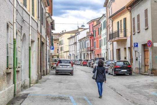 forli, italien - ein frau spaziert durch die altstadt