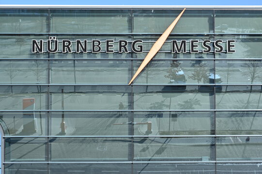 N&uuml;rnberg, Germany - 20. M&auml;rz, 2025: Moderne Glasfassade  des Kongresszentrums