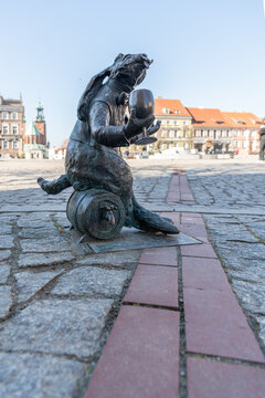 6 march 2025, Gniezno, Poland. Rabbit sculpturecalled Rabbit Taster, Kr&oacute;lik Degustator in Polish in Gniezno city centre , the first capital of Poland. Small statue on market square in the village.