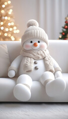 A snowman wearing a scarf and knit hat relaxes on a living room sofa. A room decorated for Christmas, Christmas tree.マフラーとニット帽をつけた雪だるまがリビングのソファでくつろぐ。クリスマスの飾りがされた部屋,クリスマスツリー