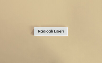 Banner Radicali Liberi su Piastrella Bianca con Sfondo Beige