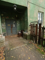 Obraz premium the entrance of an old apartment building in green tones