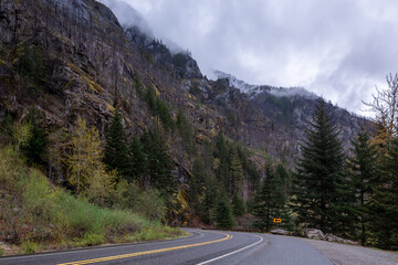 Naklejka premium road in mountains