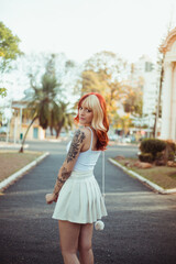 Garota ruiva modelando para ensaio fotogr&aacute;fico. 