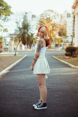 Garota ruiva modelando para ensaio fotogr&aacute;fico. 