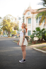 Garota ruiva modelando para ensaio fotogr&aacute;fico. 