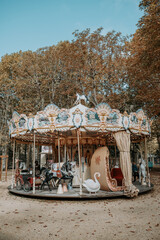 Un carrousel dans un parc en automne