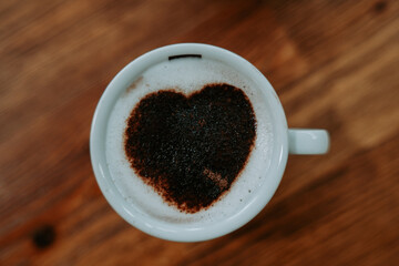 Un chocolat chaud avec le chocolat en forme de coeur dans la tasse