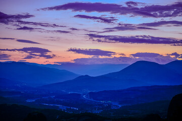 Fototapeta premium Sonnenuntergang in Kalambaka in der Gemeinde Meteora, Thessalien (Griechenland)