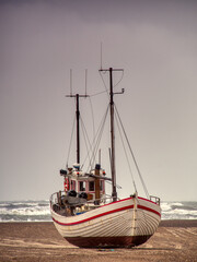 Barco varado por el mal tiempo