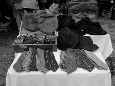 Cappelli e cravatte vintage esposizione al mercatino vintage